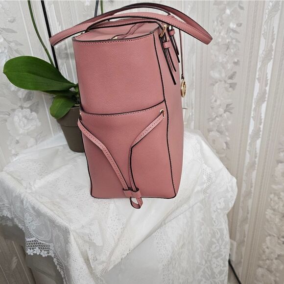 Michael Kors  Gilly Drawstring Shoulder Bag NWOT - Picture 5 of 5